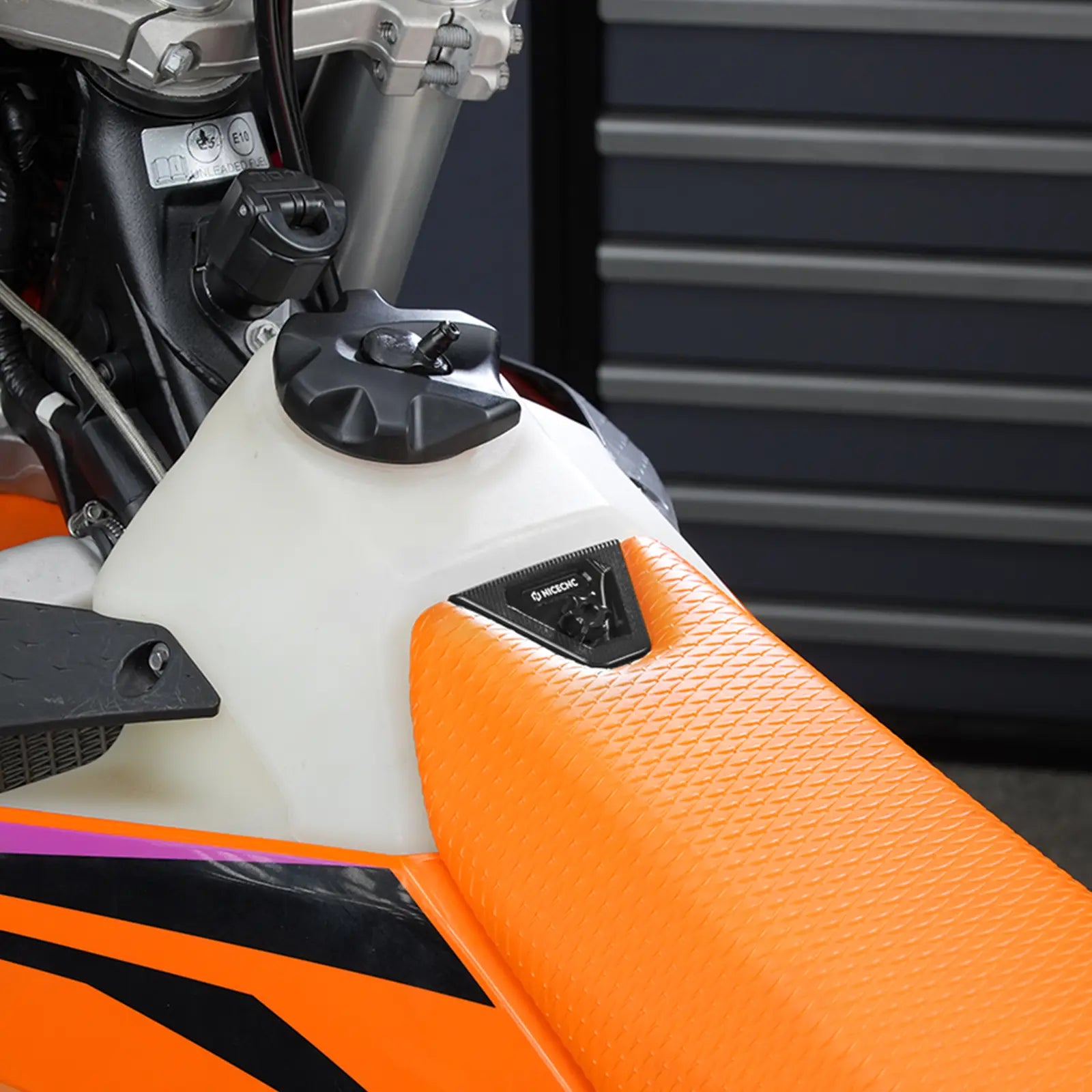 Seat Mount Cover & Quick-Release Seat Bolt Kit For KTM 350 500 EXC-F 2024-2026