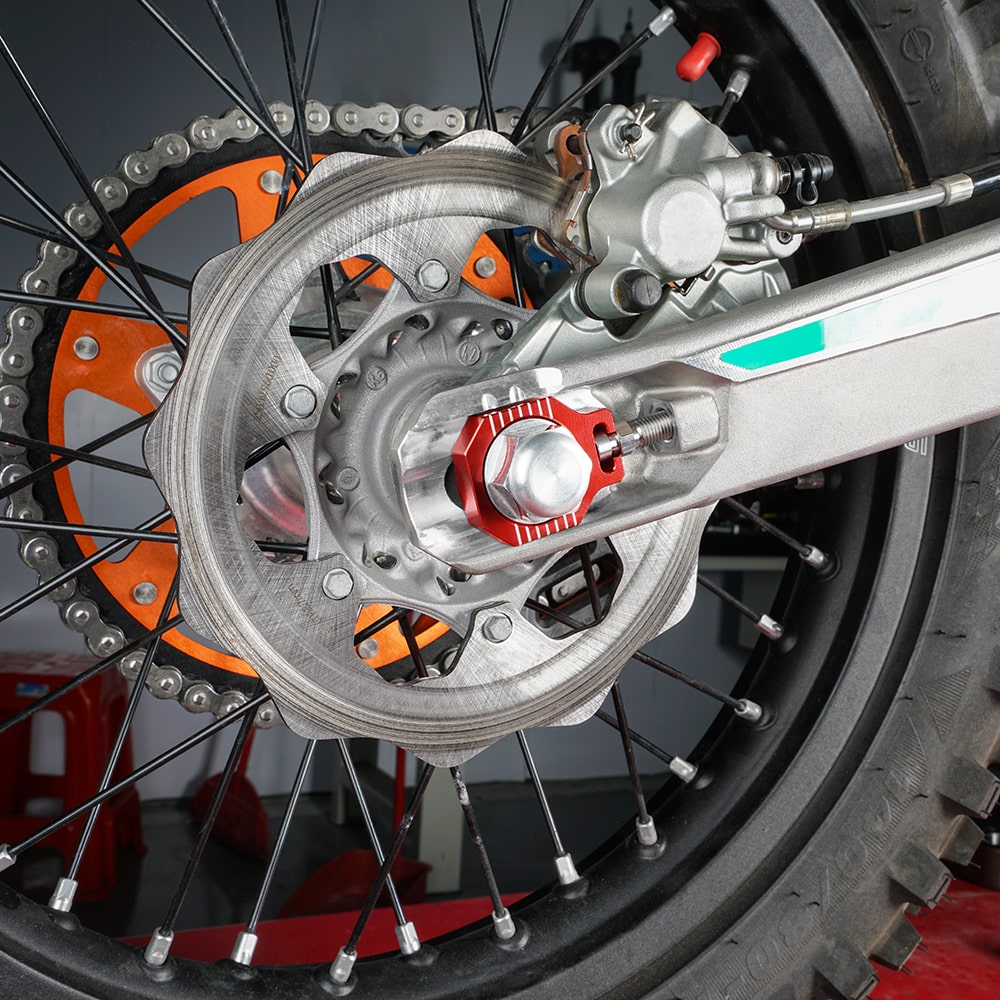NICECNC Ajustador de corrente de blocos de eixo traseiro compatível com KTM 125-530 SX/SX-F/XC/XC-F 2000-2012 125-530 EXC/EXC-F/XC-W/XCF-W 2000-2020 85 SX 2003-2014 ,Ver Montagem