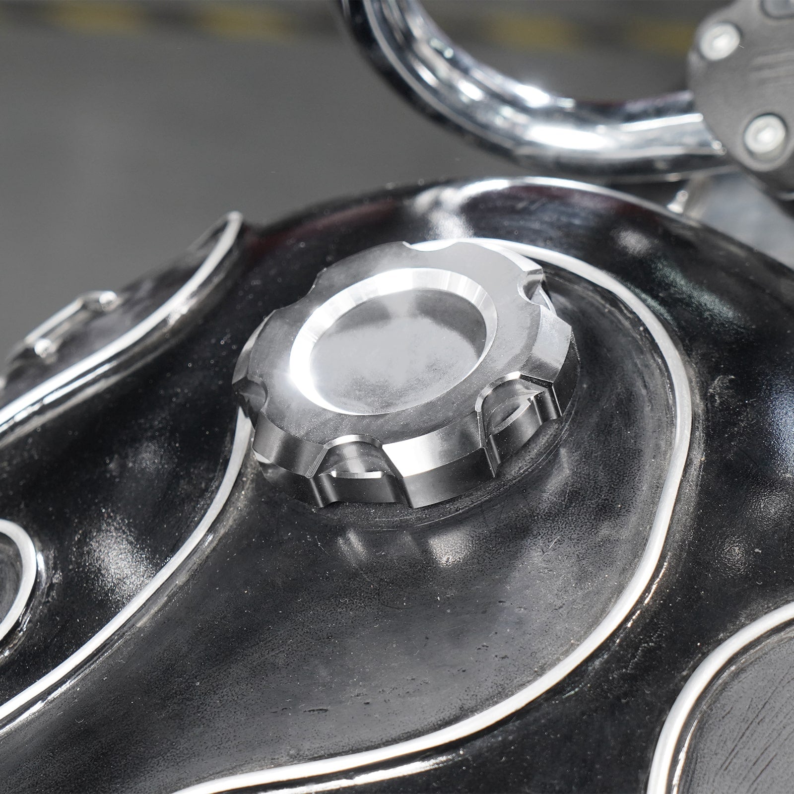 Chrome Fuel Tank Cap For Harley Sportster 1200 883 48 XL Dyna Super Glide Street Bob