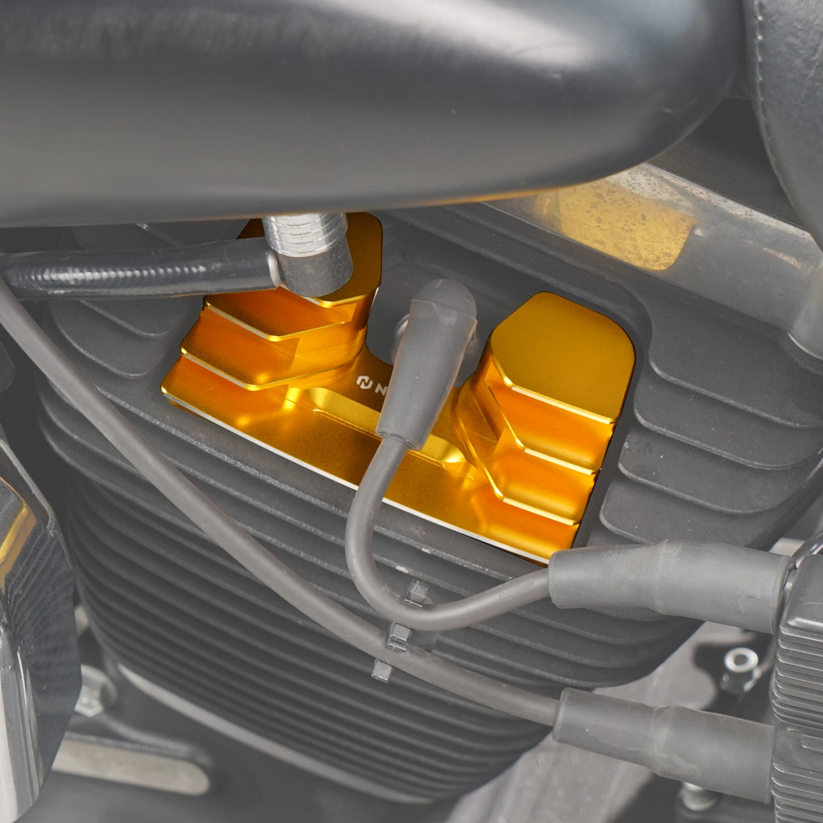 Finned Spark Plug Head Bolt Covers For Harley Twin Cam Dyna Low Rider Street Fat Bob